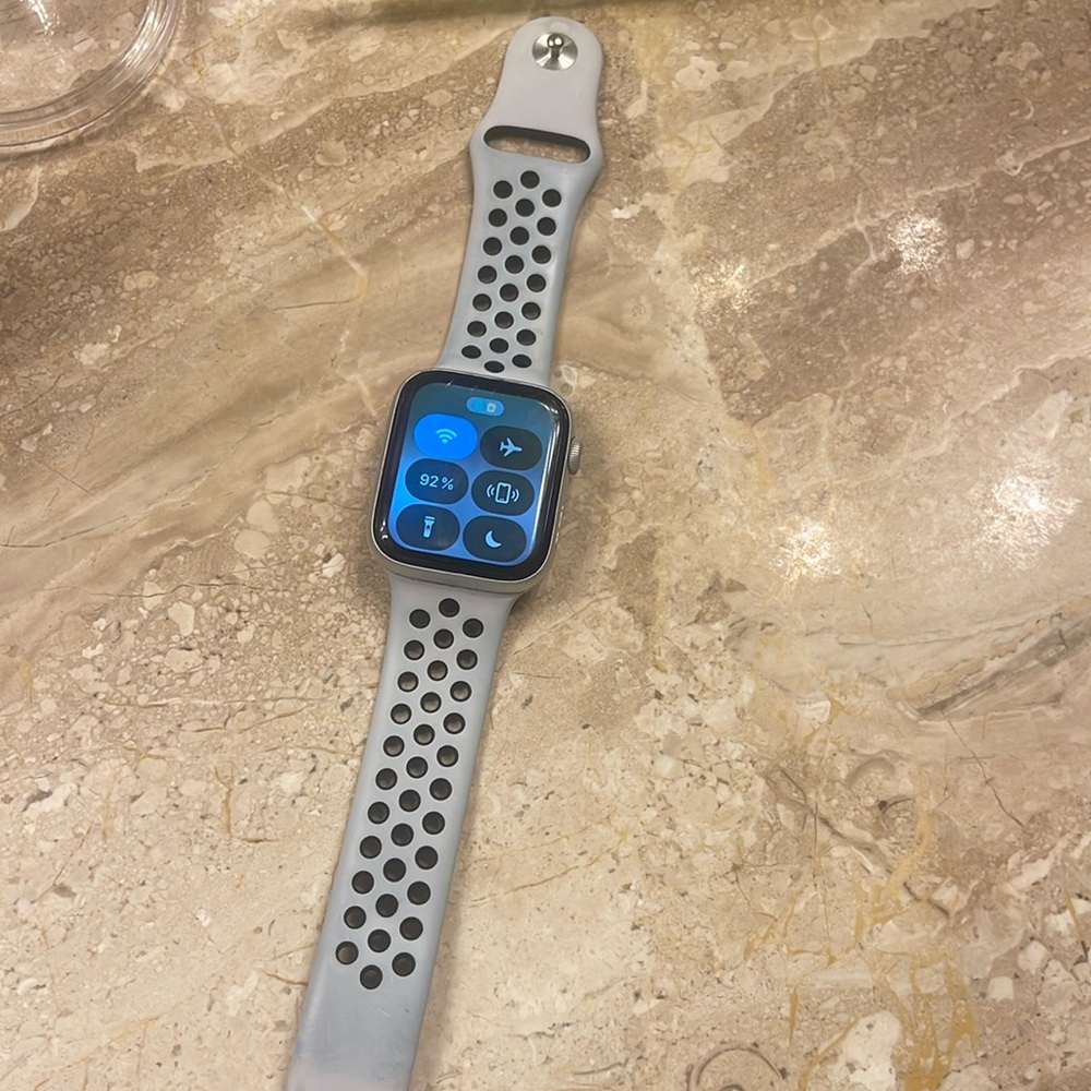 Apple Watch Series 4, silver, 44 mm